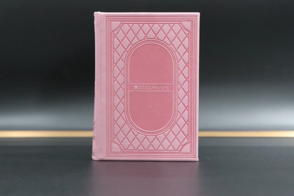 Alternative view of סידור ורוד לאישה כולל תהילים כתר מובלט