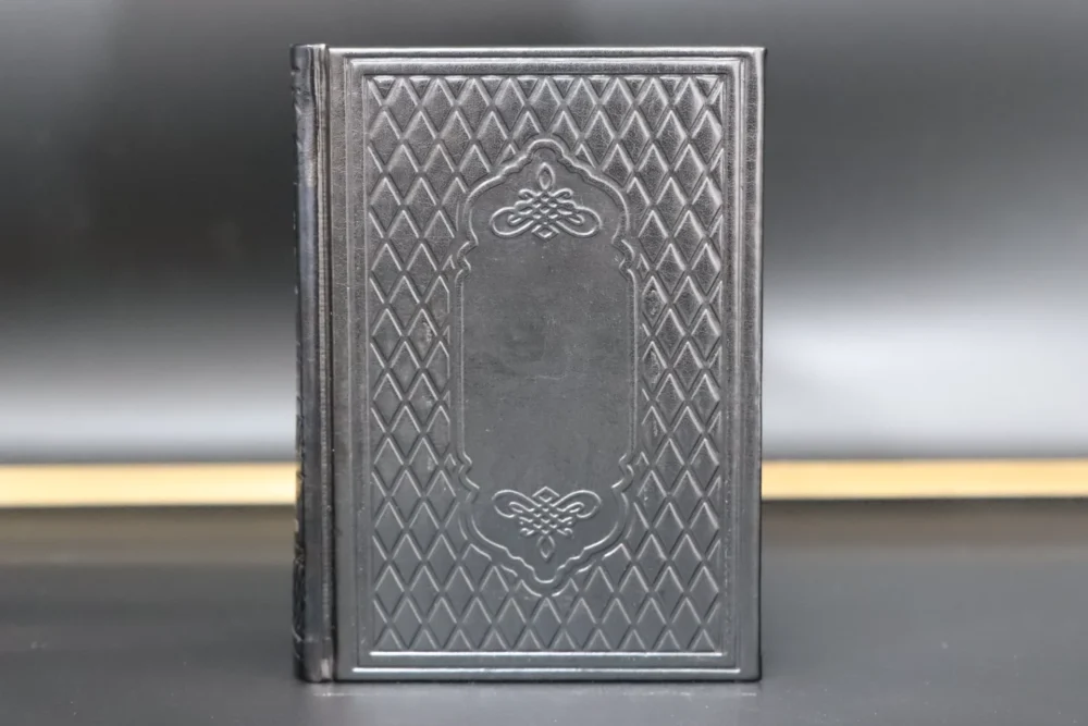 Alternative view of סידור מהודר לגבר 'הודו להשם' שחור כסף עדות מזרח