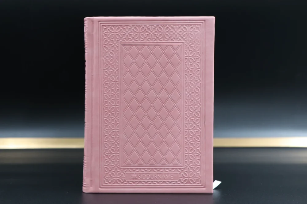 Alternative view of סידור ורוד לאישה 'שומע תפילה' כולל תהילים