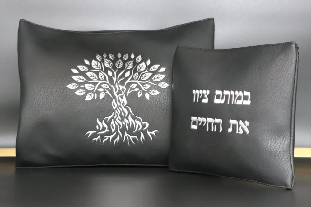 כיסויים לטלית ולתפילין לעמדות הנצחה
