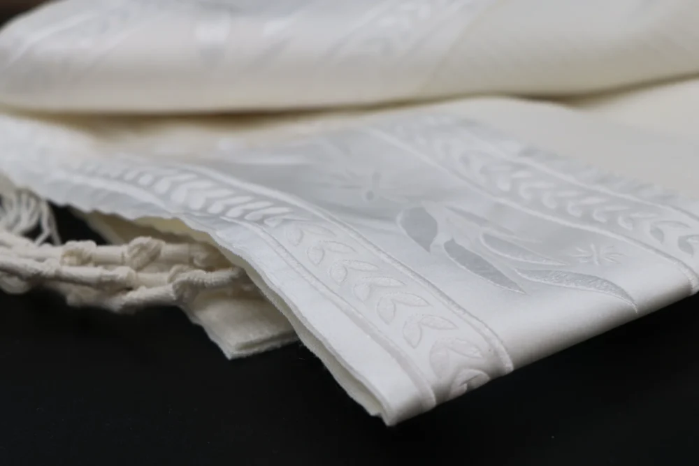 Alternative view of טלית צמר לבנה - 100% צמר רחלים