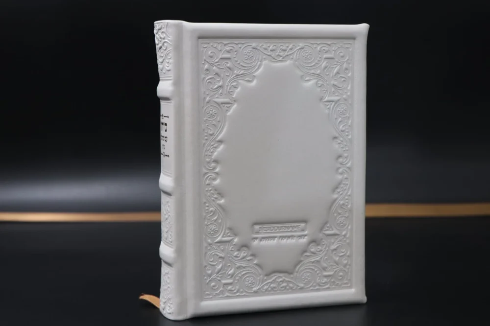 Alternative view of סידור עם תהילים לבן - עור אמיתי "כותל מערבי"