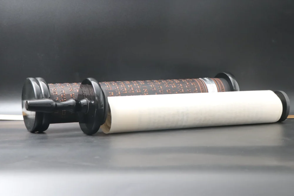 Alternative view of מגילת אסתר מהודרת על קלף