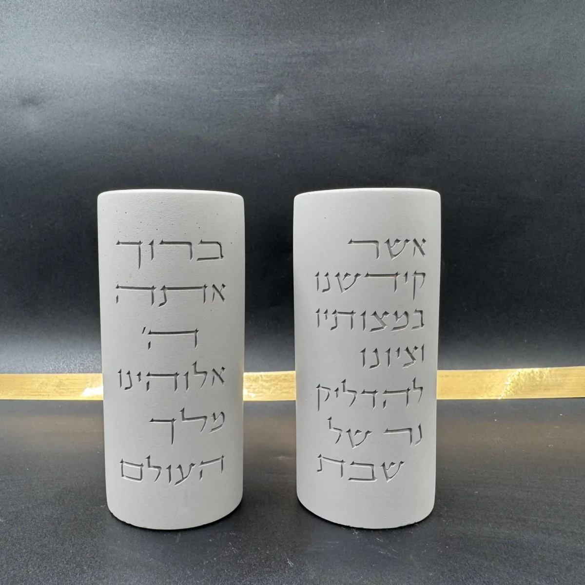 פמוטים בטון ברכת הדלקת נרות שבת חרוטה אפור