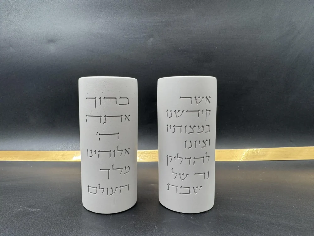 פמוטים בטון ברכת הדלקת נרות שבת חרוטה אפור