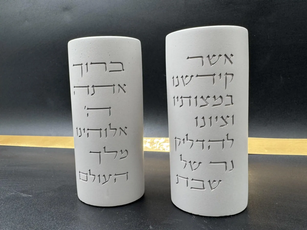⁦זוג פמוטים בטון מעוצבים⁩ – תמונה ⁦2⁩