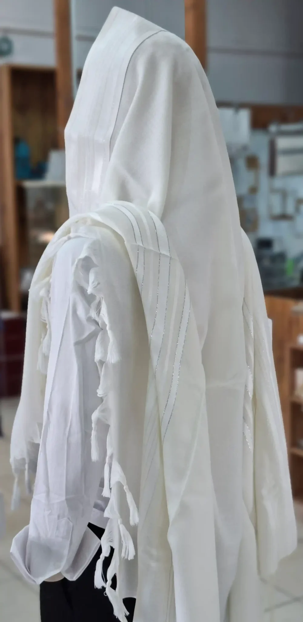 Alternative view of טלית צמר מופת "למנצח" לבן