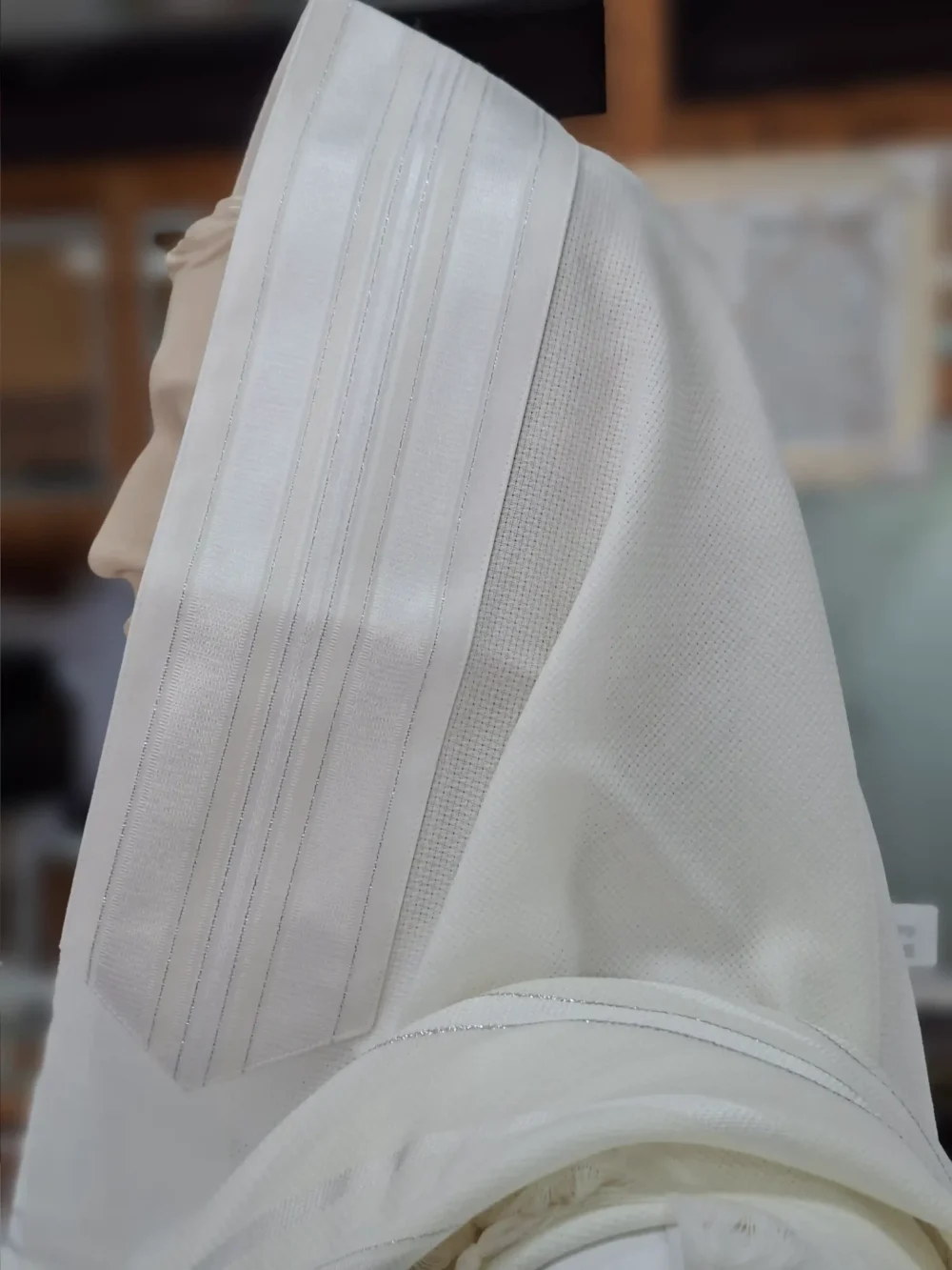 טלית צמר מפוארת למנצח מבט צדדי