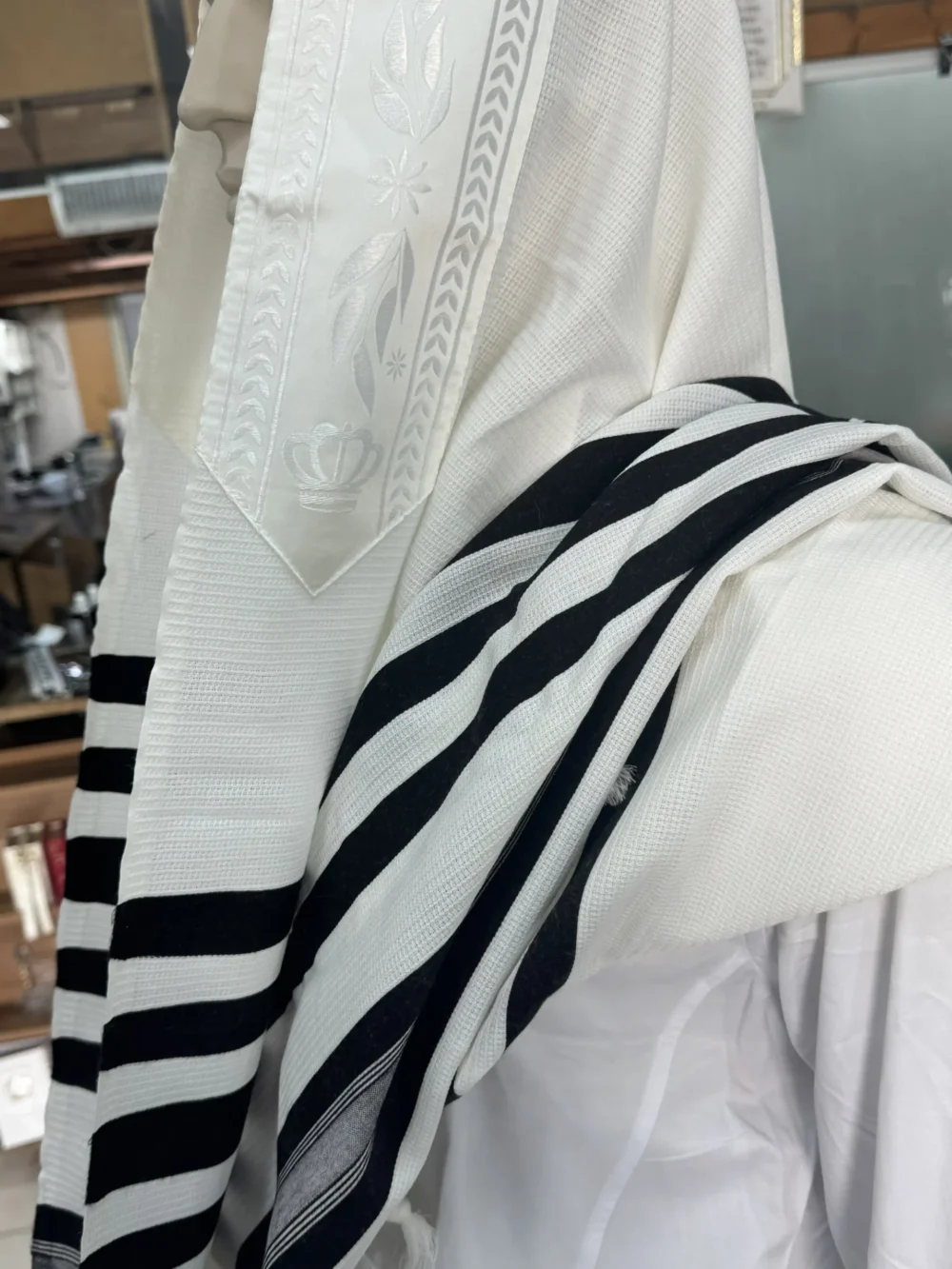 Alternative view of טלית צמר שחורה - 100% צמר רחלים