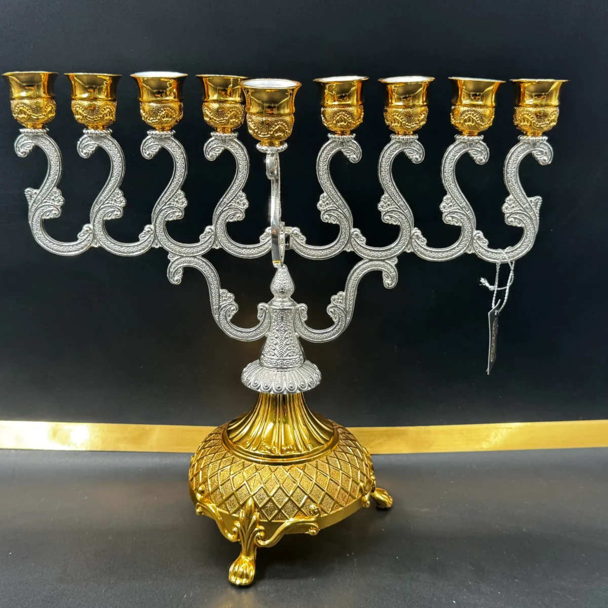 חנוכייה מוזהבת מפוארת