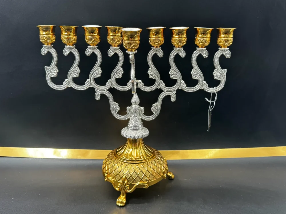 חנוכייה מוזהבת מפוארת