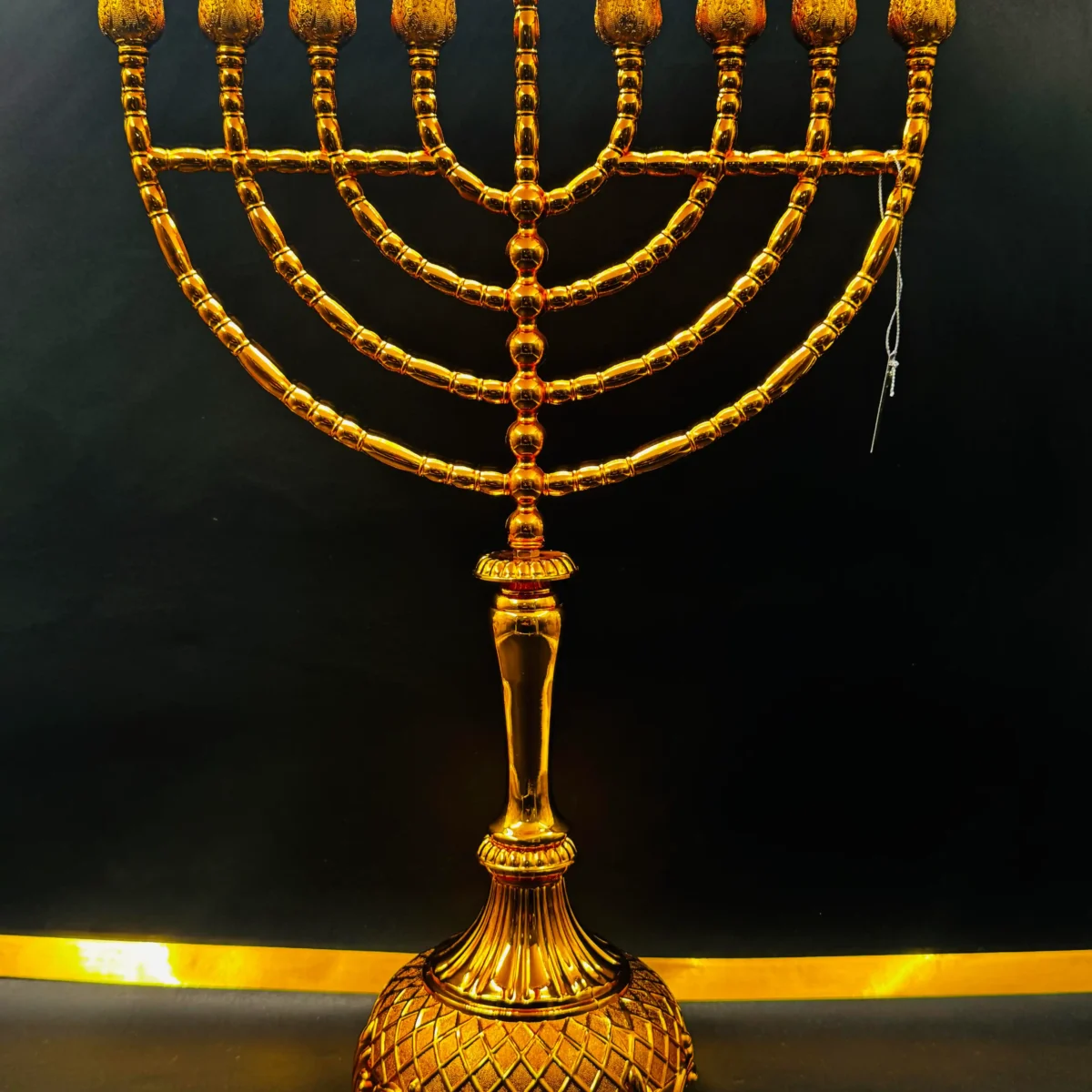 חנוכייה מוזהבת במראה מפואר במיוחד מתאימה לכוסיות שמן