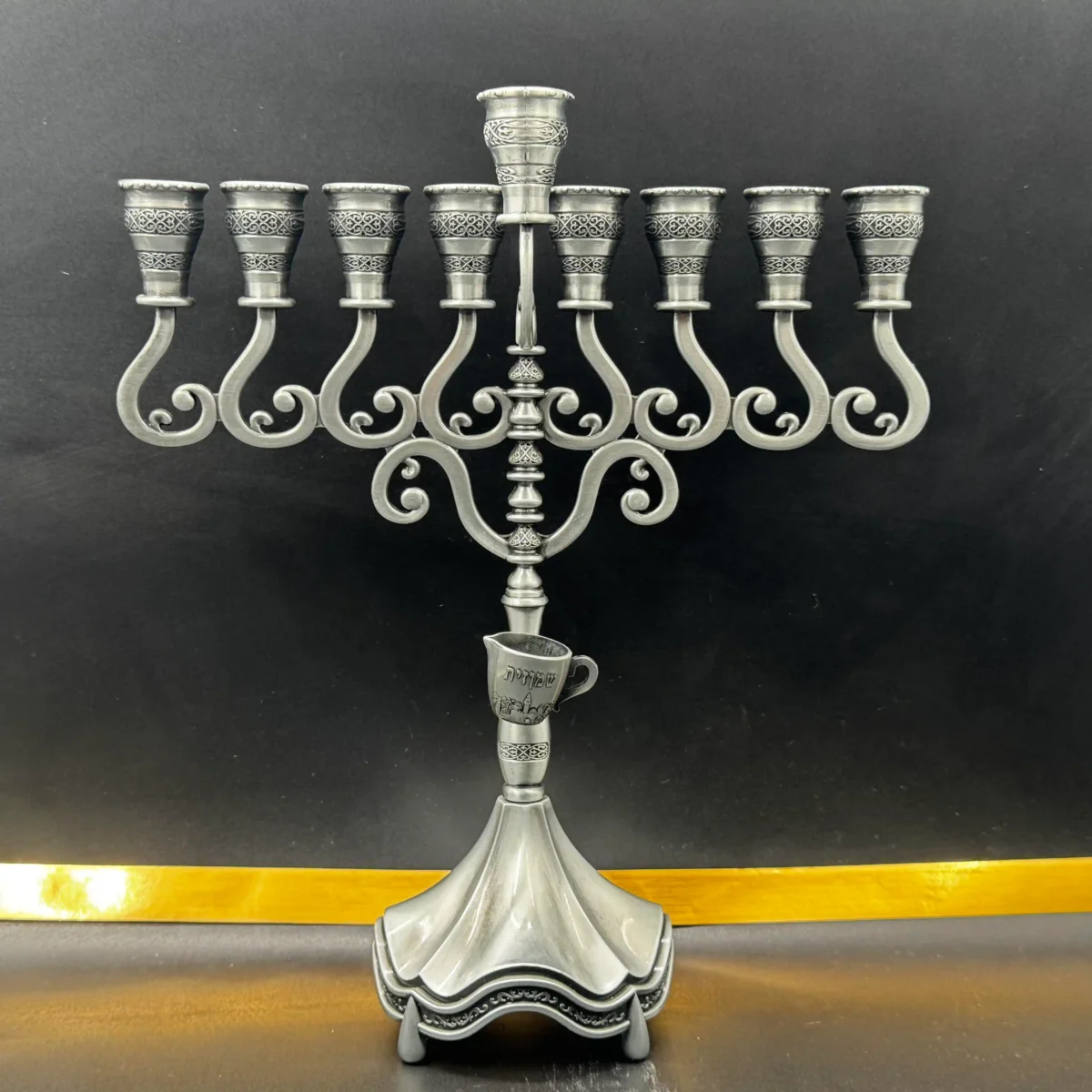 חנוכיית כסף מעוצבת