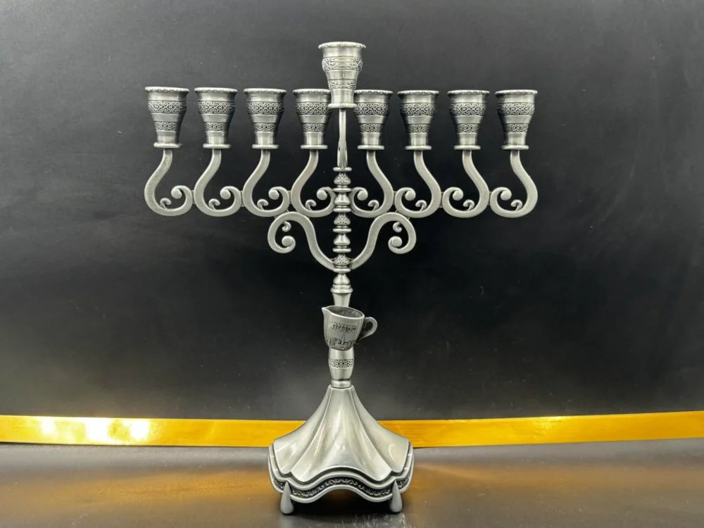 חנוכיית כסף מעוצבת