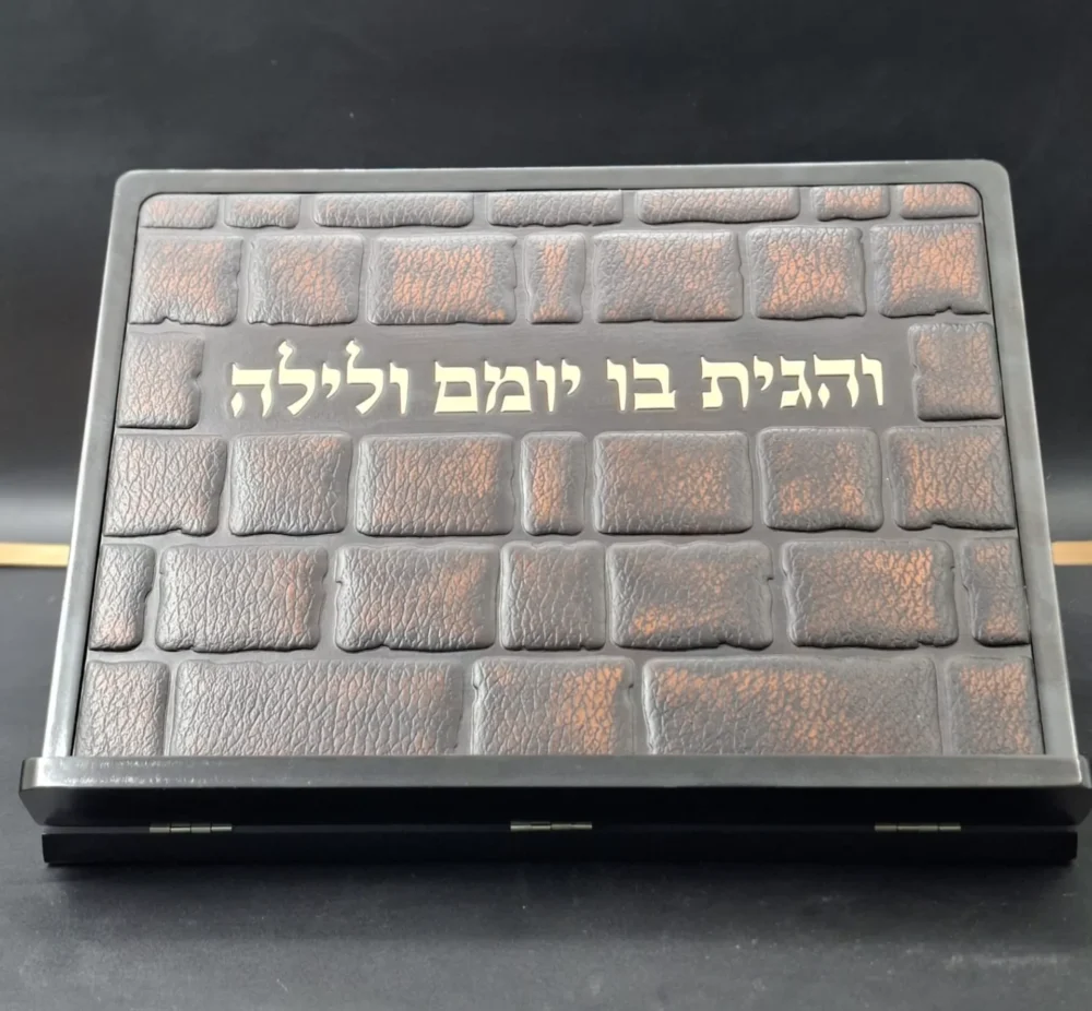 סטנדר ללימוד בעיצוב כותל דמוי עור