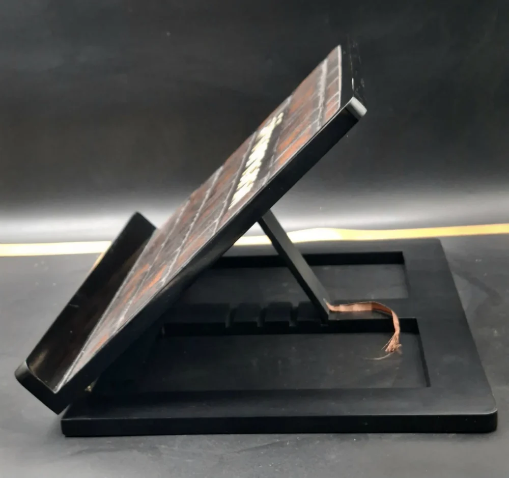 Alternative view of סטנדר ללימוד בעיצוב כותל דמוי עור