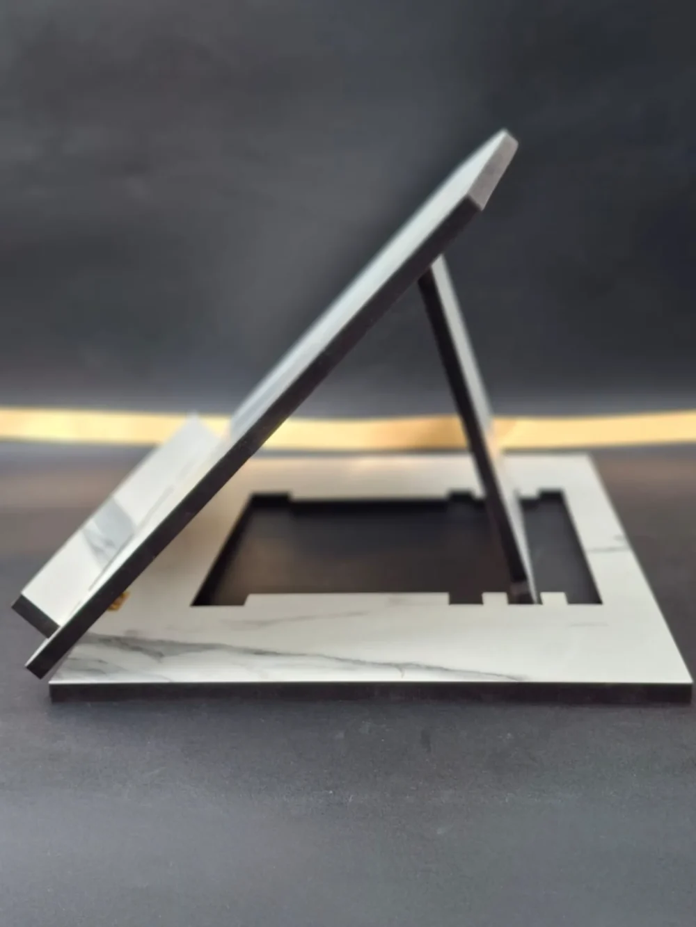 Alternative view of סטנדר לבן ללימוד במראה שיש חלק מפואר