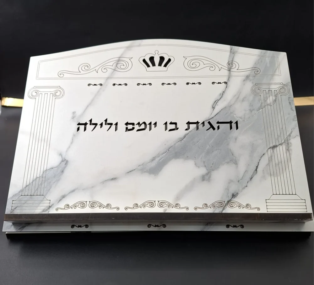 סטנדר לבן ללימוד במראה שיש חלק מפואר