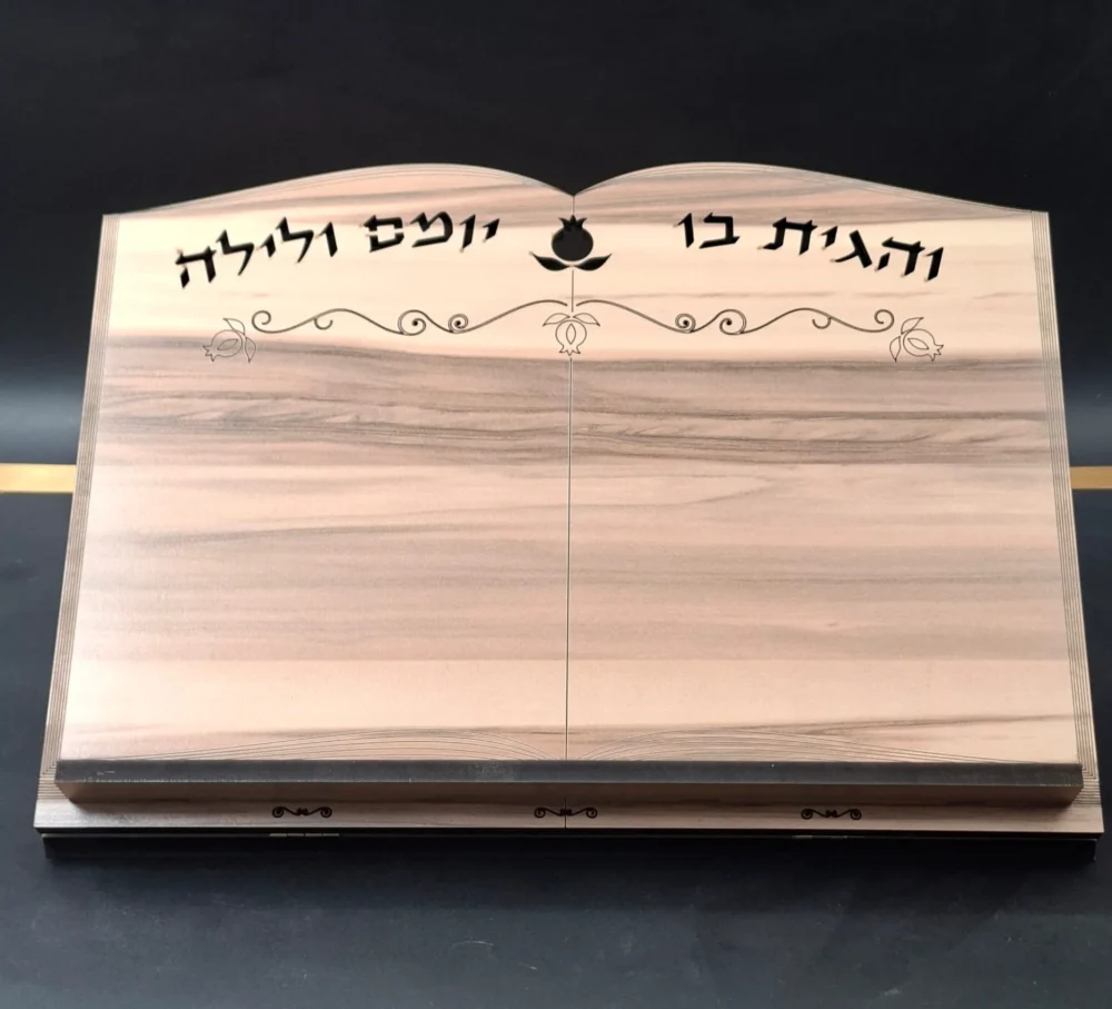 סטנדר ללימוד בעיצוב עץ נקי ועיטורים