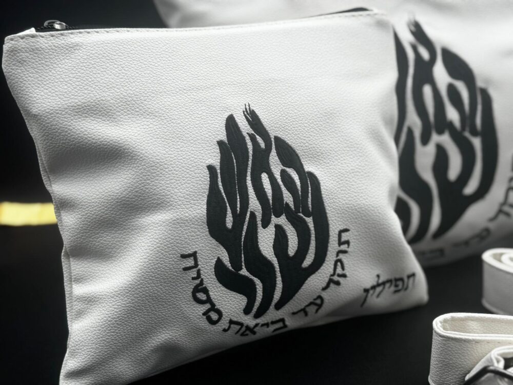 Alternative view of תיק טלית ותפילין לבן–שחור דמוי עור עם רצועה