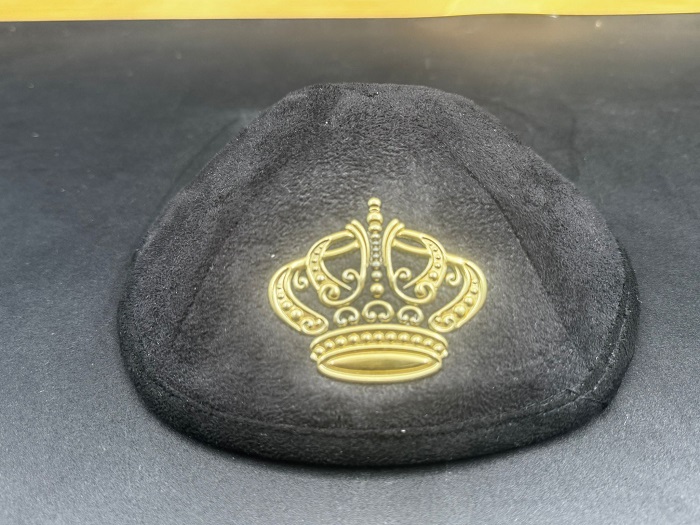 כיפה שחורה -כתר מוזהב