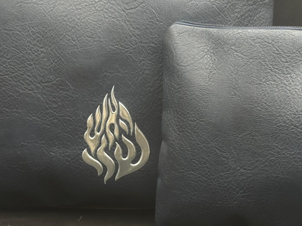 Alternative view of כיסוי טלית ותפילין דמוי עור לבן ״האש שלי״