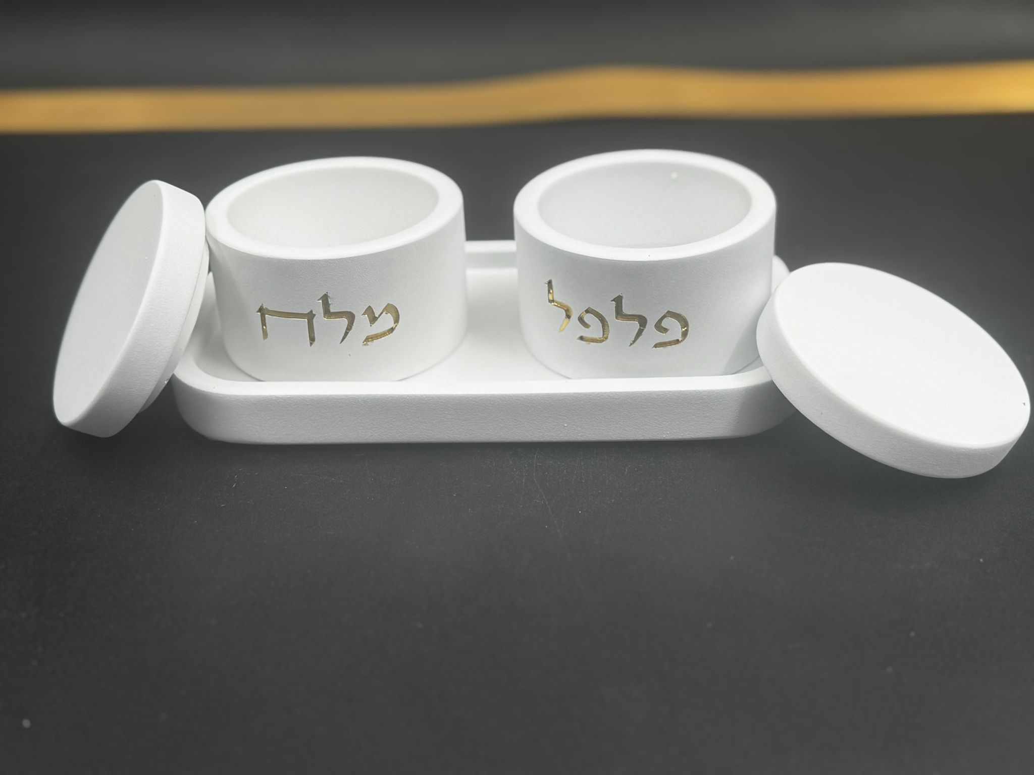 סט מלחייה ופלפל בטון לבן חריטה זהב – תמונה 4