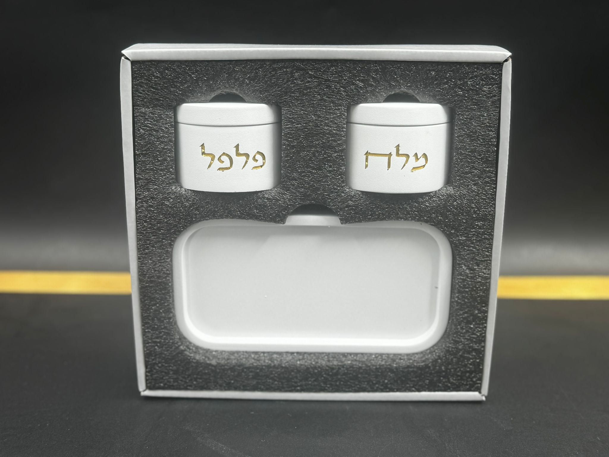 סט מלחייה ופלפל בטון לבן חריטה זהב – תמונה 3