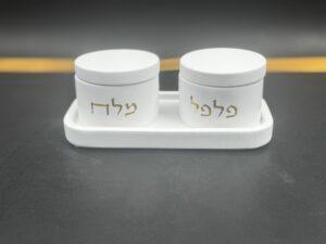 סט מלחייה ופלפל בטון לבן חריטה זהב