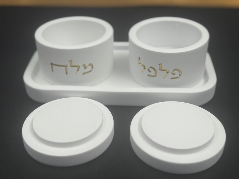 Alternative view of סט מלחייה ופלפל בטון לבן חריטה זהב