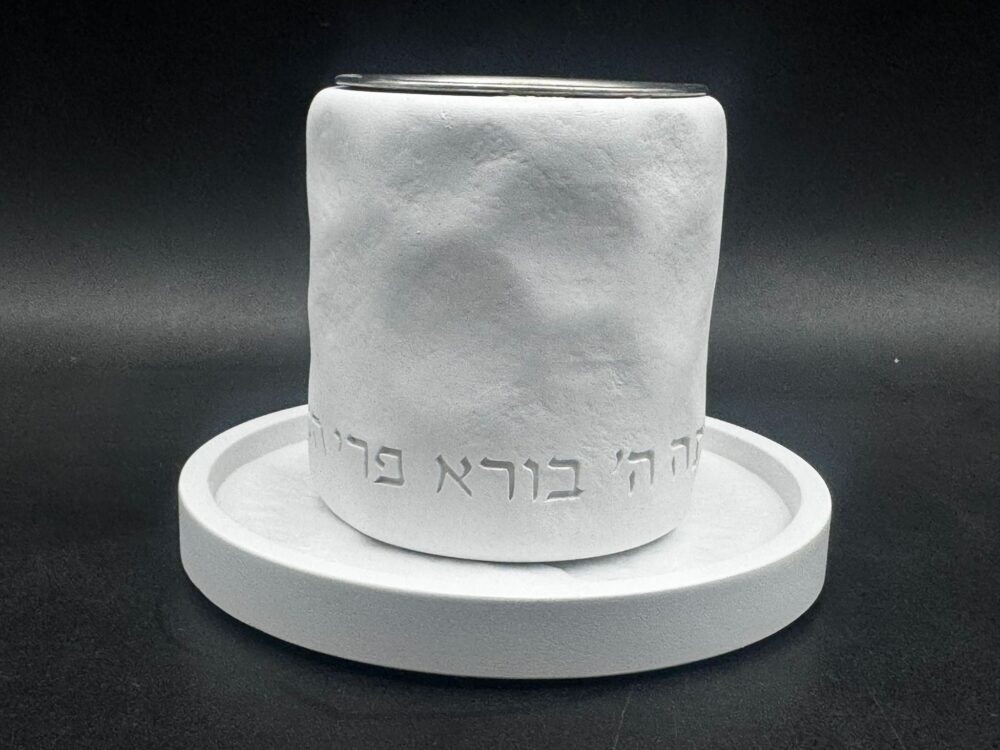 כוס קידוש בטון לבן גלים של המעצבת הדריה על צלחת תואמת