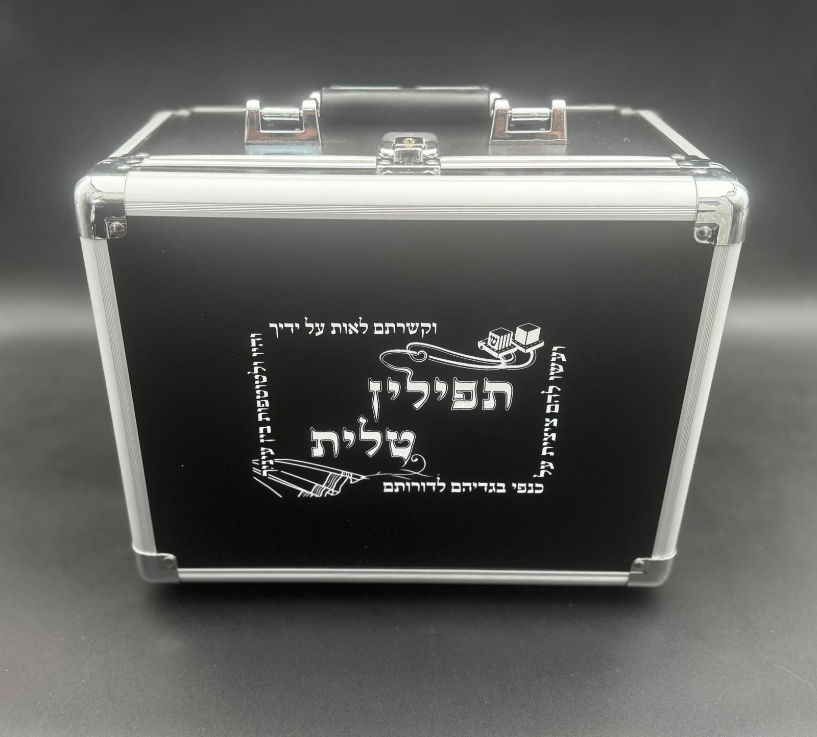 מזוודה קשיחה לטלית ותפילין בצבע שחור עם כיתוב מוזהב