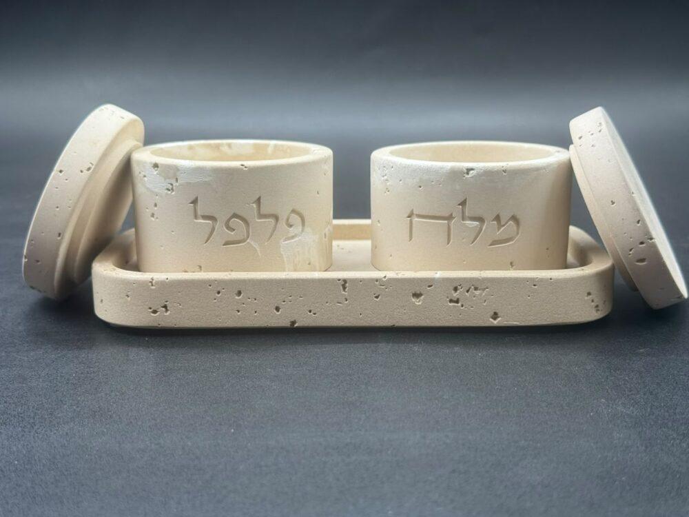 צנצנות המלח והפלפל פתוחות עם המכסים לצדן