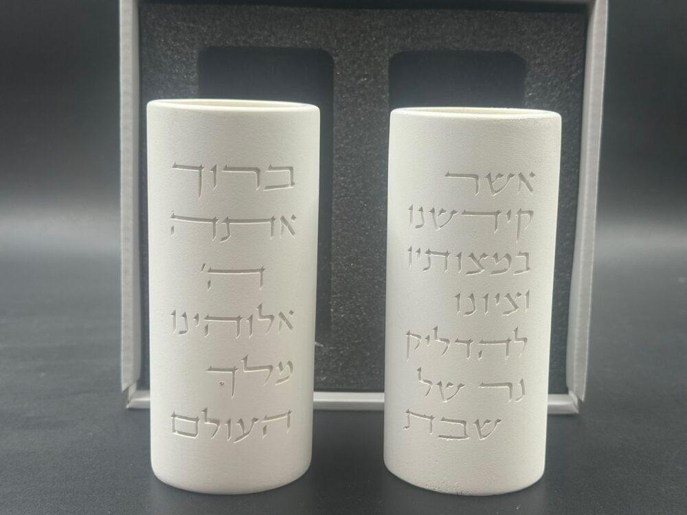 זוג פמוטים לשבת בכיתוב לבן, מבט צד על הגוף הלבן