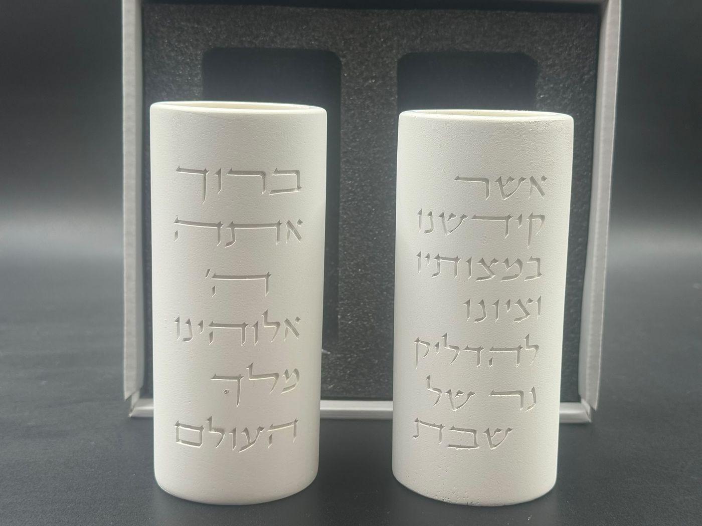 זוג פמוטים לשבת בכיתוב לבן, מבט צד על הגוף הלבן