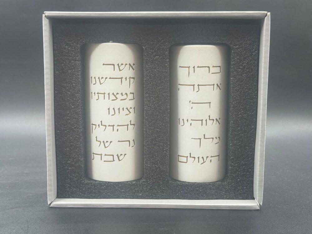 זוג פמוטים לשבת בכיתוב זהב בתוך מארז הקרטון למתנה