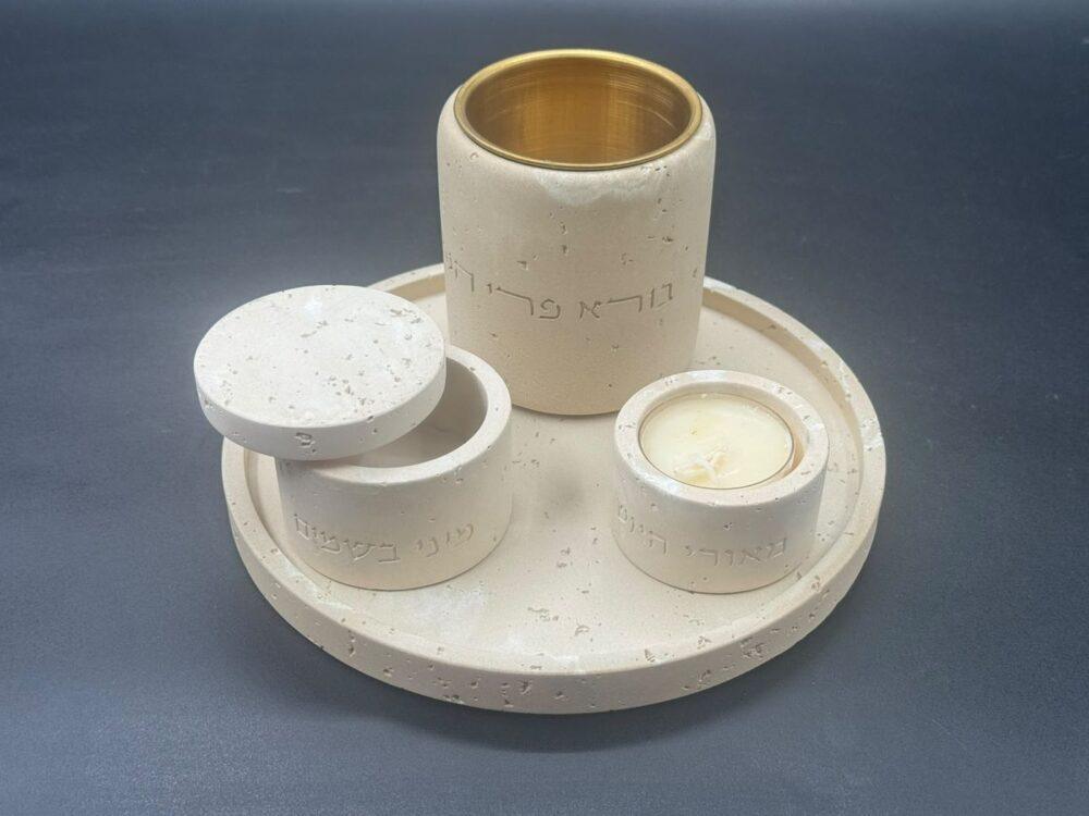 סט ההבדלה מלמעלה, כוס עם ביטנת פליז זהובה וחריטת בורא פרי הגפן