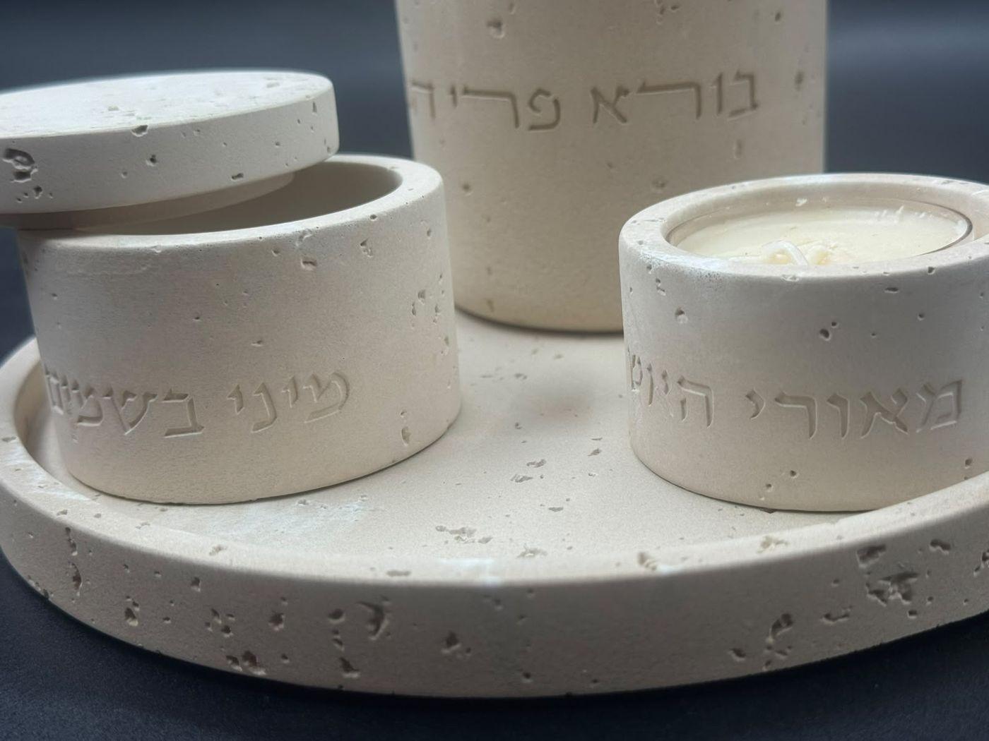 מבט מקרוב על החריטות מיני בשמים ומאורי האש ועל מרקם הבטון