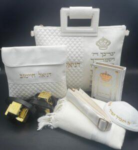 סט בר מצווה לבן וזהב עם תיק נשיאה