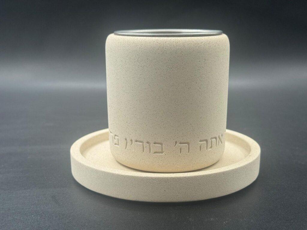 גביע קידוש SURI דמוי אבן עם תחתית, פנים כסוף